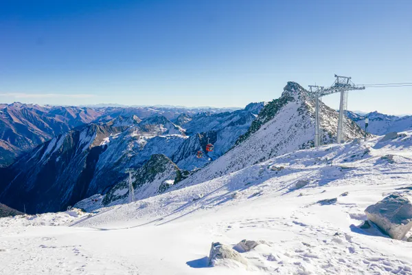 咱也是坐上缆车登山了