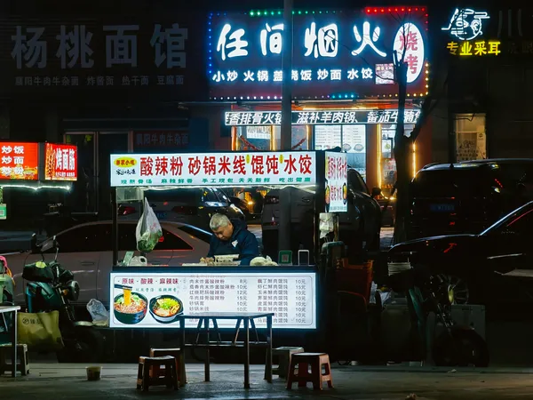 拍摄于襄阳某个小吃街的摊贩