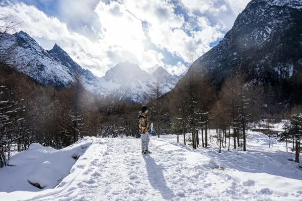 是否也在回望曾经年少的自己呢
