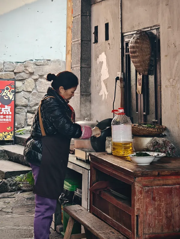 重庆 山城步道 捕捉正在做饭的阿姨
